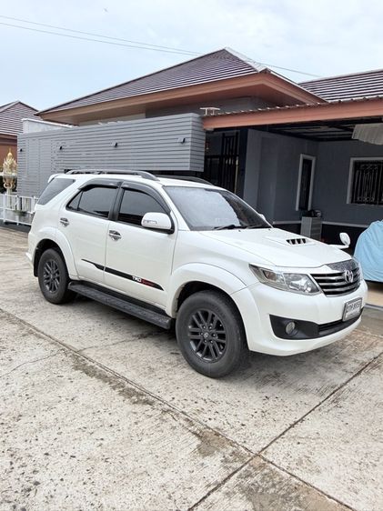 รถ Toyota Fortuner 3.0 V สี ขาว