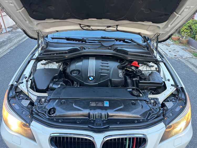 รถ BMW Series 5 520d สี ขาว