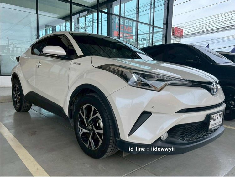 รถ Toyota C-HR 1.8 HV Mid สี ขาว