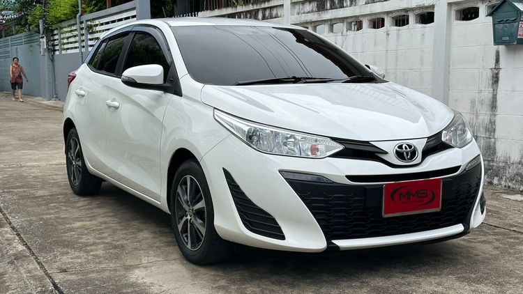 รถ Toyota Yaris 1.2 E สี ขาว