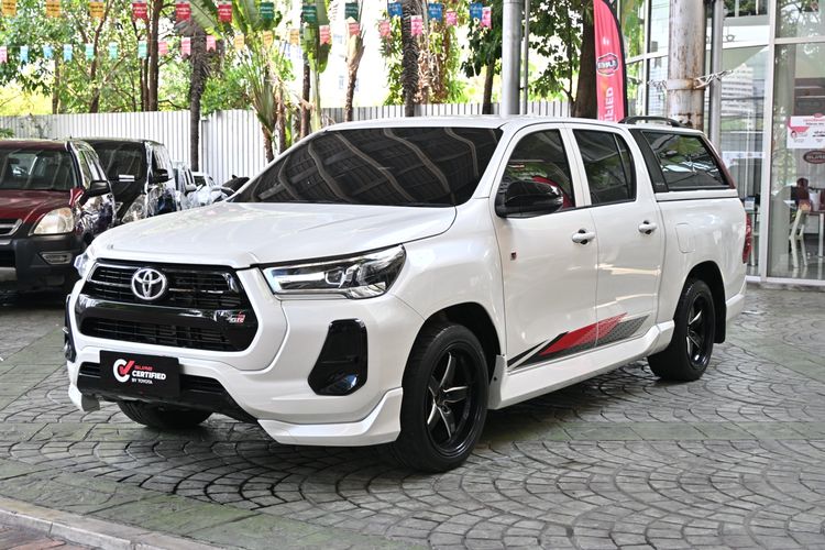 รถ Toyota Hilux Revo Double Cab 2.8 GR Sport สี ขาว