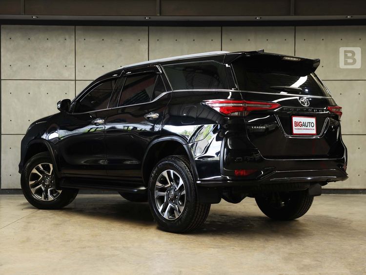 Toyota Fortuner 2023 2.4 Leader V Utility-car ดีเซล ไม่ติดแก๊ส เกียร์อัตโนมัติ ดำ รูปที่ 3