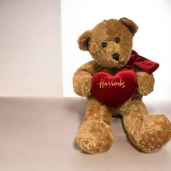 ตุ๊กตาหมีของ Harrods มือ ✌🏻ป้ายห้อย