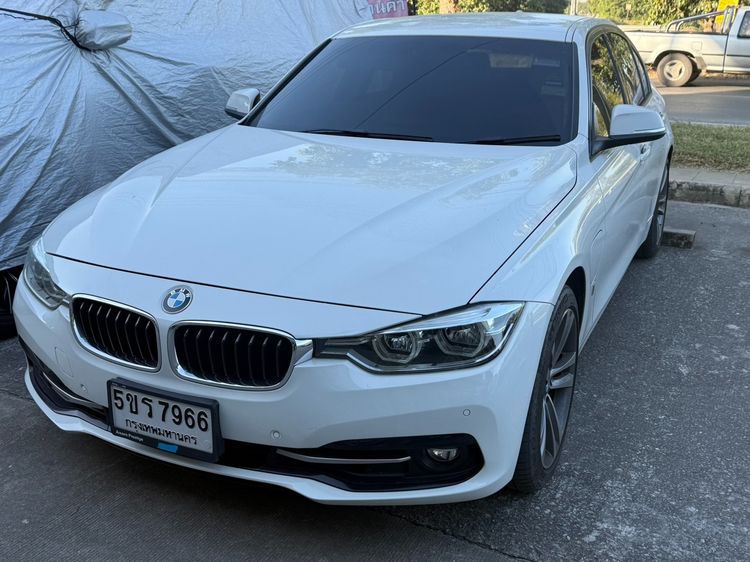 รถ BMW Series 3 330e สี ขาว