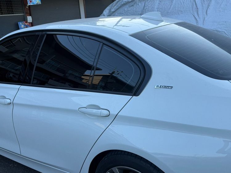 BMW Series 3 2018 330e Sedan ปลั๊กอินไฮบริด (PHEV) ไม่ติดแก๊ส เกียร์อัตโนมัติ ขาว รูปที่ 4