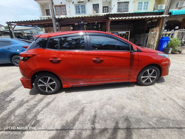 รถ Toyota Yaris 1.2 E สี แดง