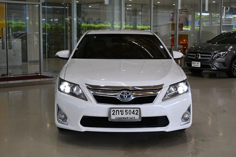รถ Toyota Camry 2.5 Hybrid Navi สี ขาว