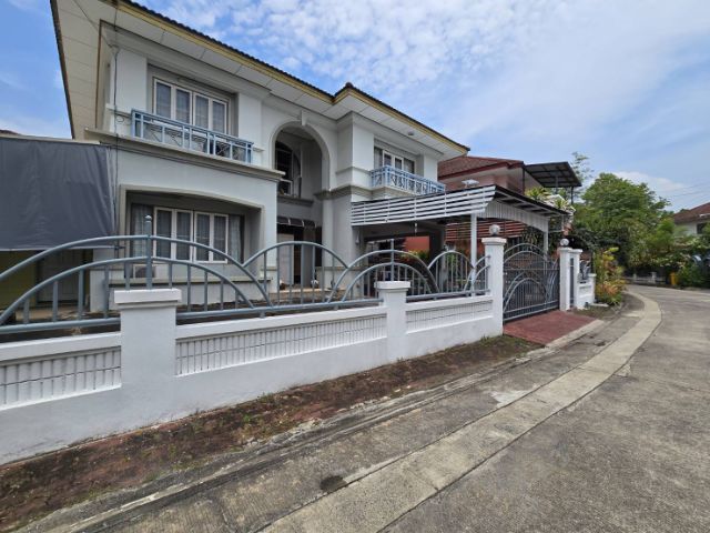 Land and Houses มีบางส่วน สร้างเสร็จก่อน 2010 ขายบ้านเดี่ยว (,มัณฑณา พระยาสุเรนทร์ 26 )  ซอย6 ใกล้สโมสรด้านหน้าหมู่บ้าน  หมู่บ้านทำเลดีมากใกล้ตลาดชุมชุน โรงพยาบาล ห้าง เจ้าของขายเองค่ะ รูปที่ 3