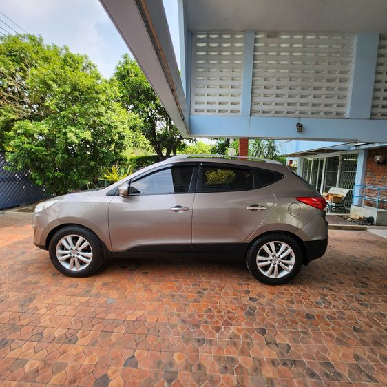 รถ Hyundai Tucson 2.0 D 4WD สี บรอนซ์ทอง