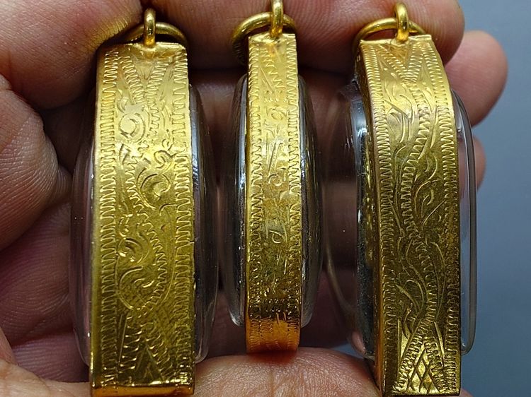 ชุดพระของขวัญ หลวงปู่ทวด เนื้อว่าน ทรงกลีบบัว - กลีบขนุน หลัง ภ.ป.ร. และพระพุทธสิงหธรรมมงคล เลี่ยมกรอบทองนพเกล้า พิธีพุทธาภิเษก ณ พระอุโบสถ  รูปที่ 5