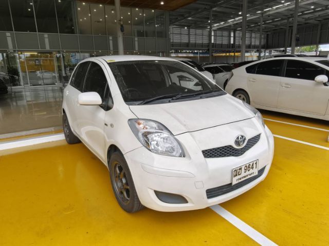 รถ Toyota Yaris 1.5 E สี ขาว