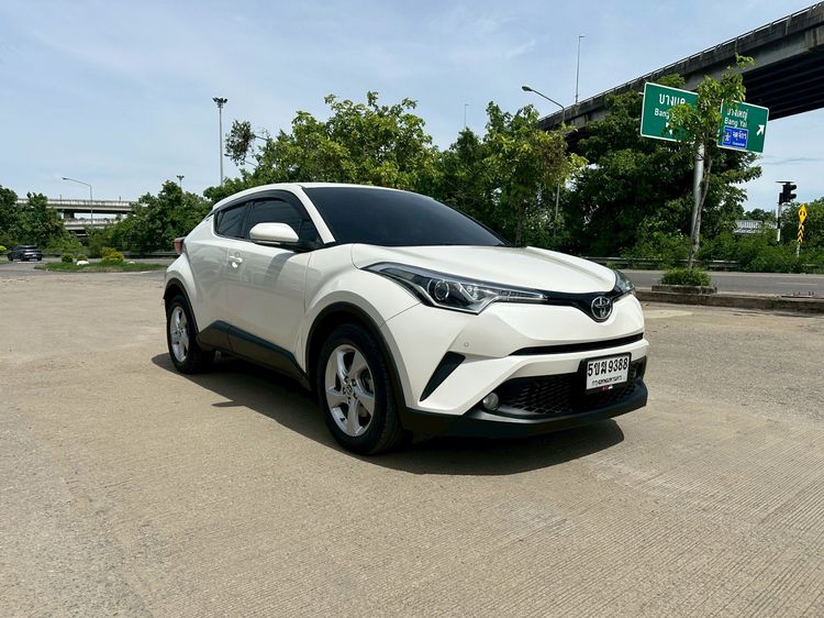รถ Toyota C-HR 1.8 Mid สี ขาว