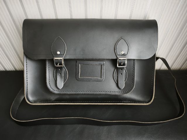 The Cambridge Satchel  Made in England 
หนังหนาสีดำใบใหญ่ สภาพของใหม่ 
ราคาพิเศษ