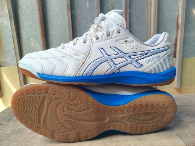 ขาว รองเท้าฟุตซอลสายสปีด Asics Calcetto WD 9 Wide
size 41 หรือ 260 