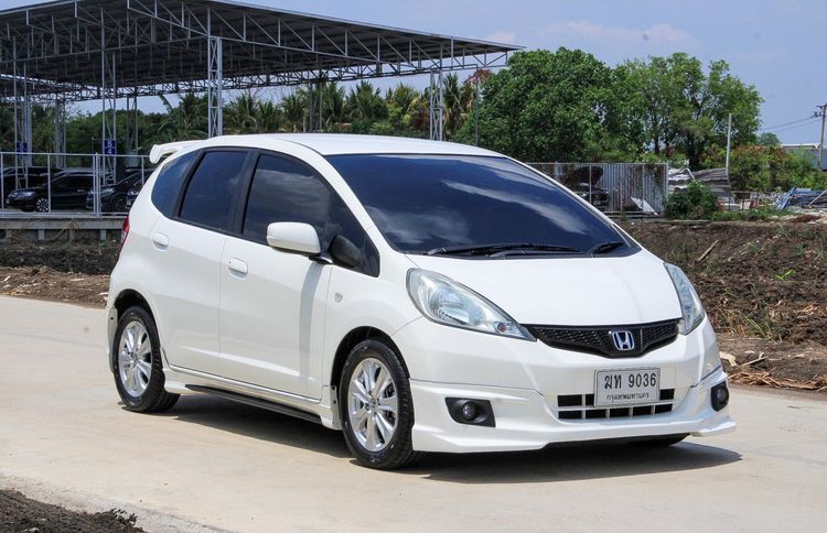 รถ Honda Jazz 1.5 V สี ขาว
