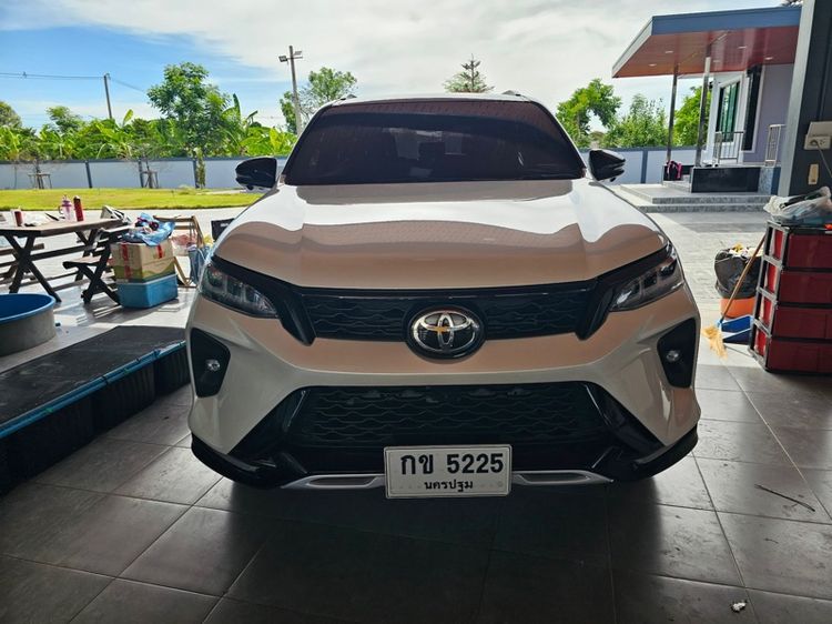 Toyota Fortuner 2021 2.4 Legender Van ดีเซล ไม่ติดแก๊ส เกียร์อัตโนมัติ ขาว รูปที่ 2