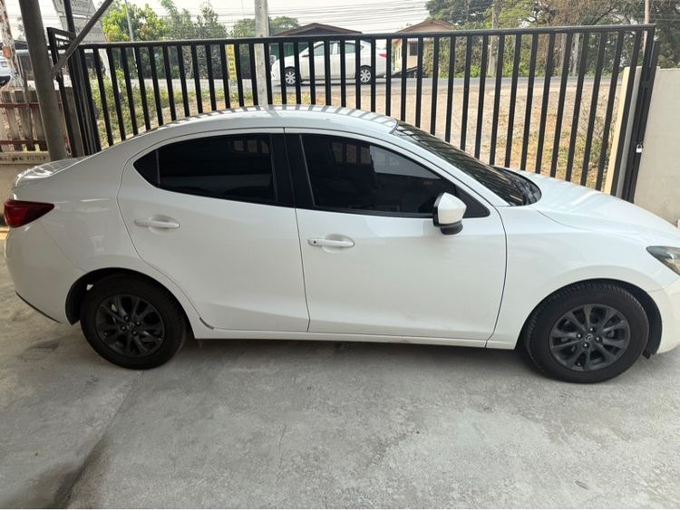 Mazda Mazda 2 2015 1.5 Elegance Groove Sedan ดีเซล เกียร์อัตโนมัติ ขาว รูปที่ 3