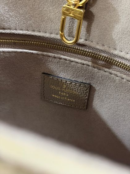 Louis Vuitton OnTheGo PM สี Tourterelle Creme (หนังปั๊มลายทูโทน)  รูปที่ 4