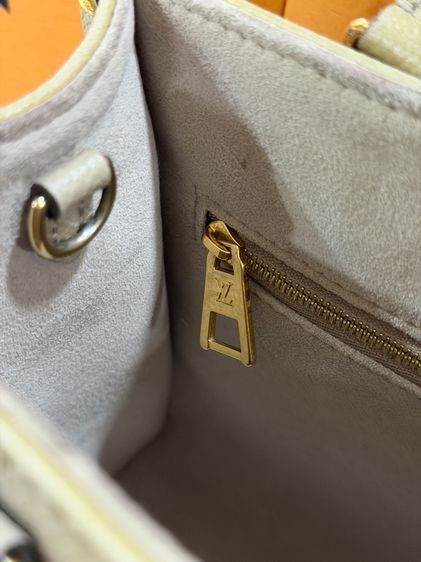 Louis Vuitton OnTheGo PM สี Tourterelle Creme (หนังปั๊มลายทูโทน)  รูปที่ 3