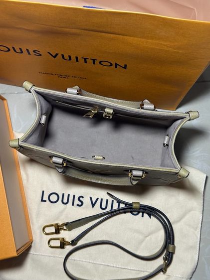 Louis Vuitton OnTheGo PM สี Tourterelle Creme (หนังปั๊มลายทูโทน)  รูปที่ 2