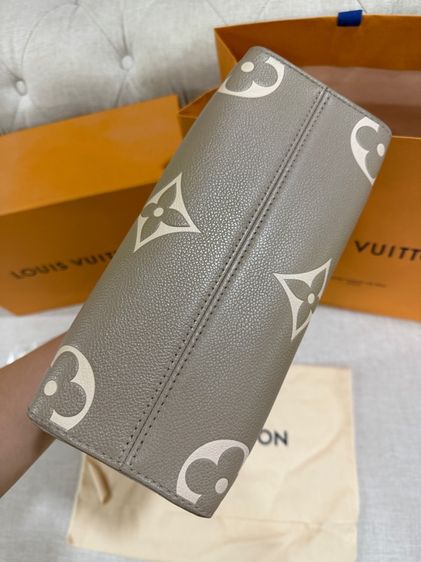 Louis Vuitton OnTheGo PM สี Tourterelle Creme (หนังปั๊มลายทูโทน)  รูปที่ 6
