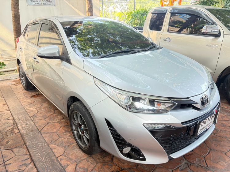 รถ Toyota Yaris 1.2 G สี เทา
