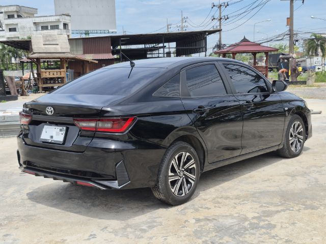 Toyota Yaris ATIV 2022 1.2 Smart Sedan เบนซิน ไม่ติดแก๊ส เกียร์อัตโนมัติ ดำ รูปที่ 2