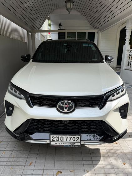 รถ Toyota Fortuner 2.4 Legender สี ขาว