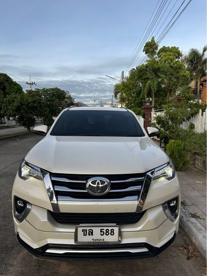 รถ Toyota Fortuner 2.8 V สี ขาว