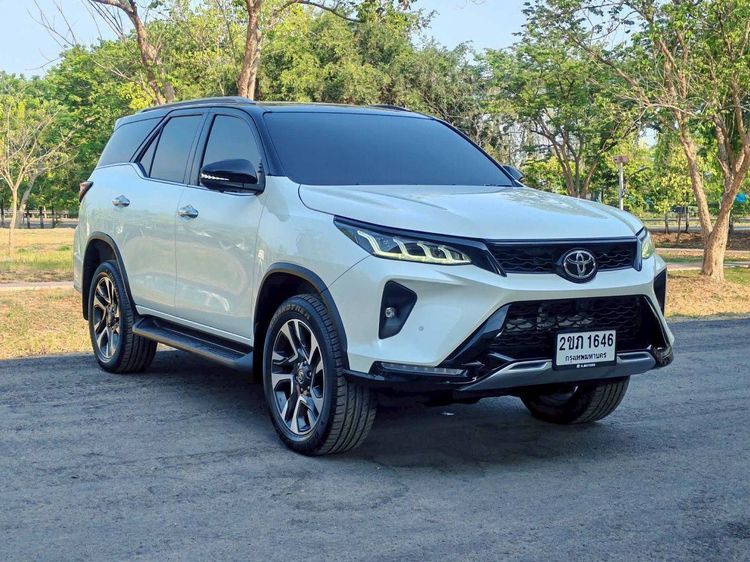 รถ Toyota Fortuner 2.4 Legender Black Top สี ขาว