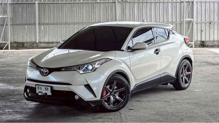 รถ Toyota C-HR 1.8 Mid สี ขาว