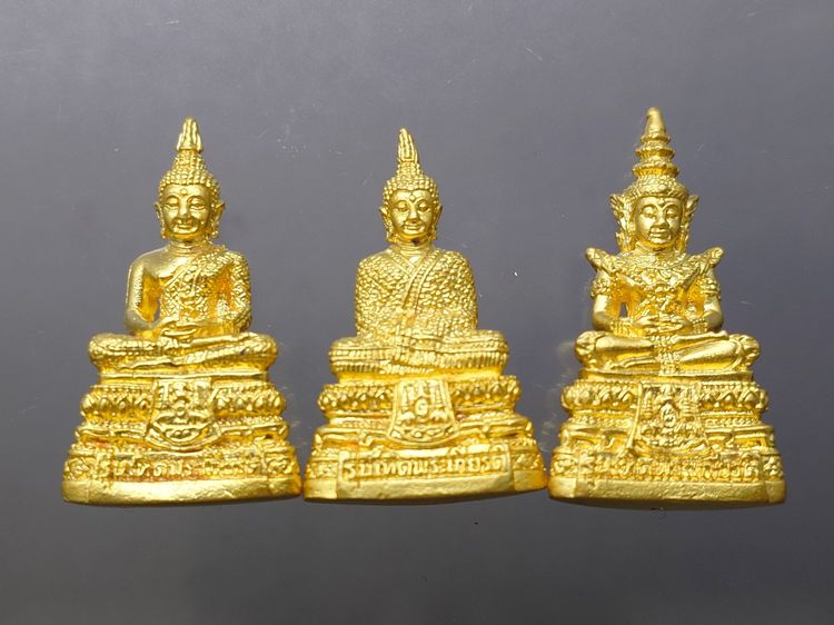 พระแก้วมรกต 3 ฤดู รุ่นเทอดพระเกียรติ เนื้อโลหะชุบทอง มหาพุทธาภิเษก ณ วัดพระศรีรัตนศาสดาราม ปี2540 พร้อมกล่องเดิม รูปที่ 3