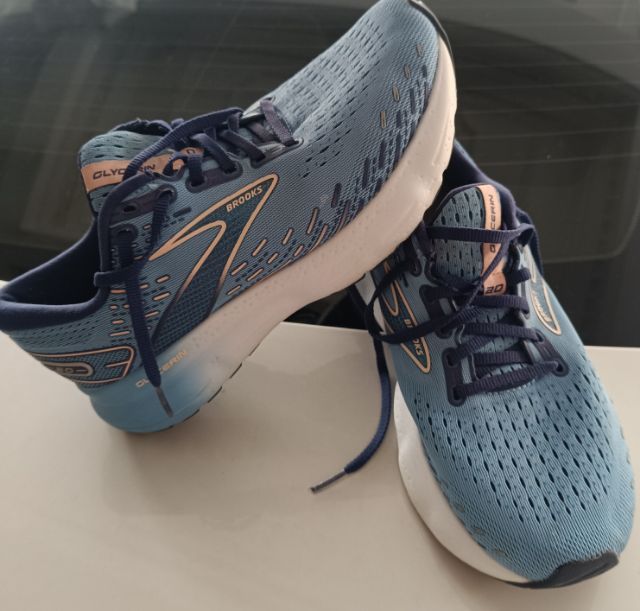 ขายถูก Brooks Glycerin 20 size 40-255cm  สภาพสวย ของแท้ นุ่มเบาสบาย