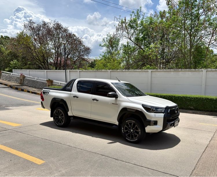 รถ Toyota Hilux Revo Double Cab Prerunner 2x4 2.4 Rocco สี ขาว