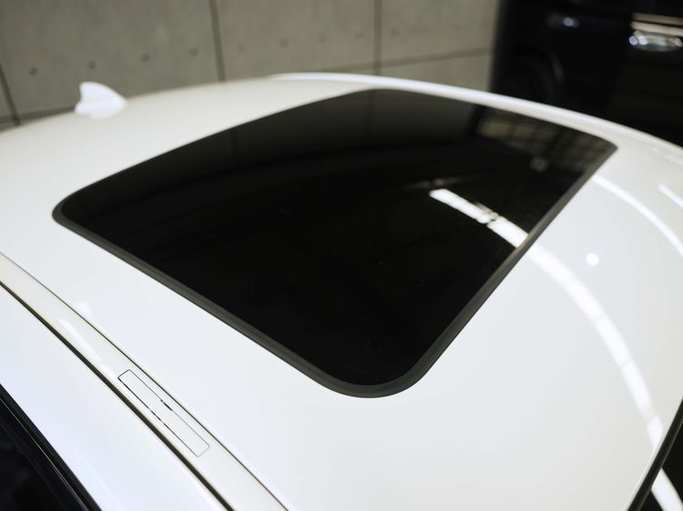 BMW Series 3 2021 330e Sedan ปลั๊กอินไฮบริด (PHEV) ไม่ติดแก๊ส เกียร์อัตโนมัติ ขาว รูปที่ 3