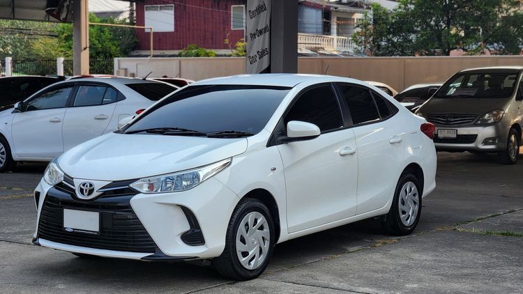 รถ Toyota Yaris ATIV 1.2 Entry สี ขาว
