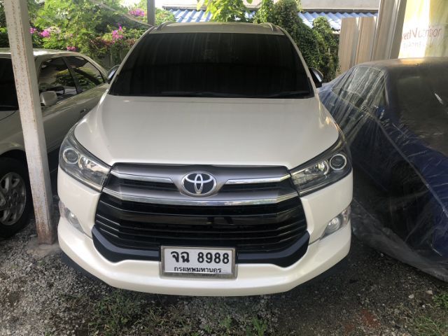 รถ Toyota Innova 2.8 Crysta V สี ขาว