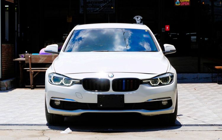BMW Series 3 2018 320d Sedan ดีเซล ไม่ติดแก๊ส เกียร์อัตโนมัติ ขาว รูปที่ 2