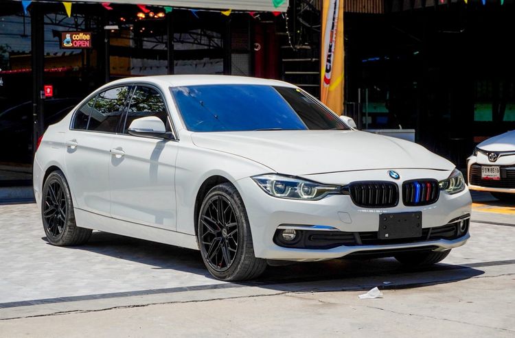 BMW Series 3 2018 320d Sedan ดีเซล ไม่ติดแก๊ส เกียร์อัตโนมัติ ขาว รูปที่ 3