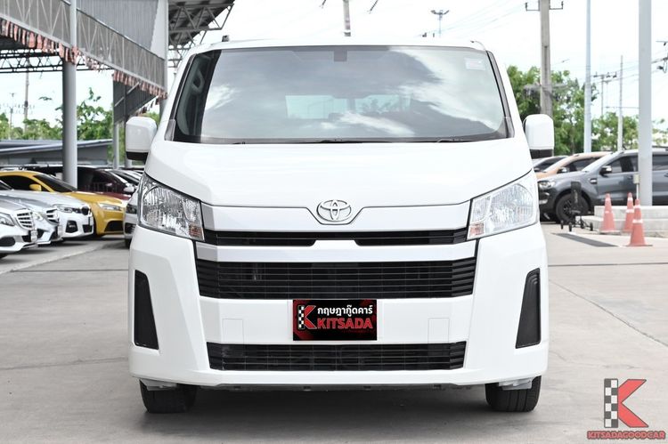 Toyota Hiace 2021 2.8 economy Van ดีเซล ไม่ติดแก๊ส เกียร์ธรรมดา ขาว รูปที่ 2