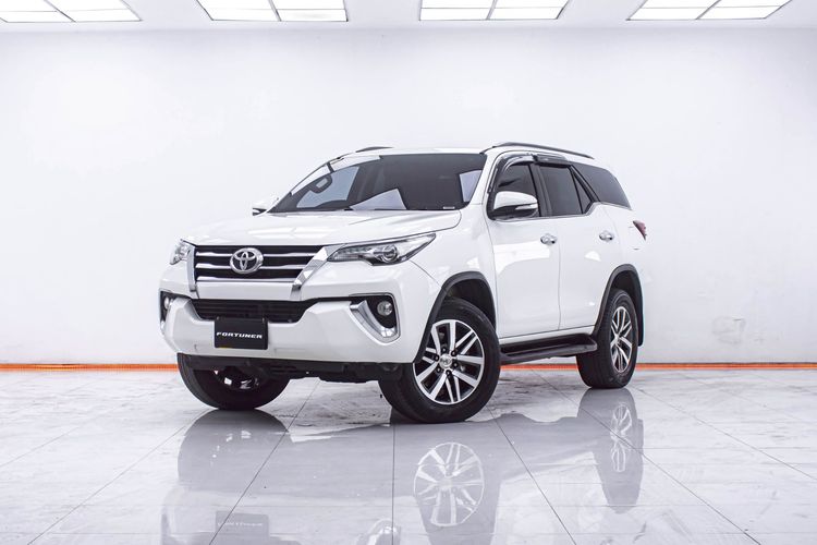 รถ Toyota Fortuner 2.4 V สี ขาว