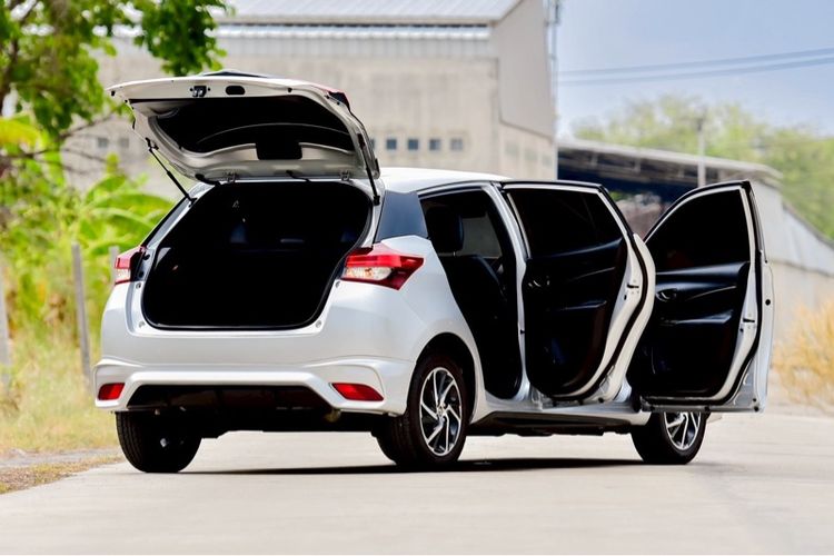 Toyota Yaris ATIV 2020 1.2 Sport Premium Utility-car เบนซิน ไม่ติดแก๊ส เกียร์อัตโนมัติ เทา รูปที่ 4