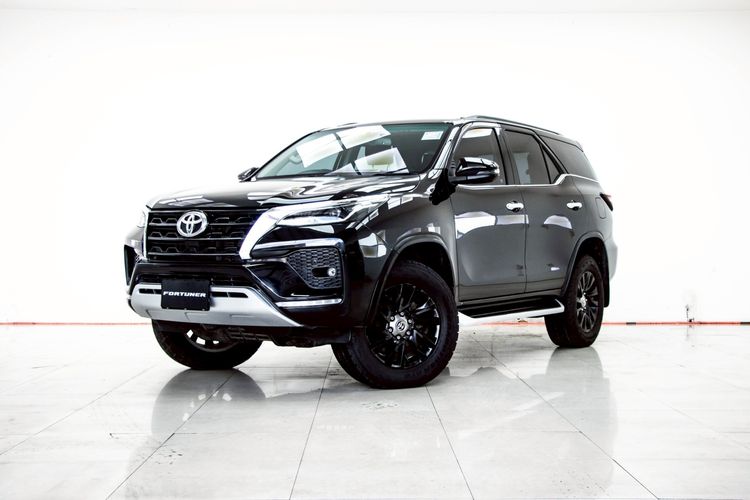 รถ Toyota Fortuner 2.4 V 4WD สี ดำ