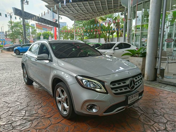 รถ Mercedes-Benz GLA-Class GLA200 สี บรอนซ์เงิน