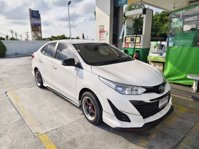 รถ Toyota Yaris ATIV 1.2 Sport สี ขาว