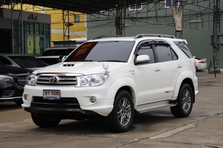 รถ Toyota Fortuner 3.0 TRD Sportivo 4WD สี ขาว