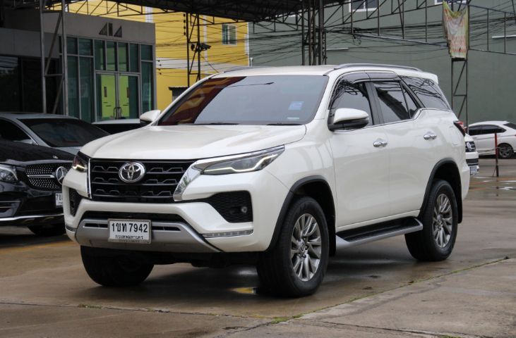 รถ Toyota Fortuner 2.4 V 4WD สี ขาว