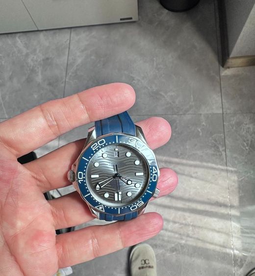 นาฬิกา Omega Seamaster 300M รุ่นใหม่ สีเทา-น้ำเงิน สายยาง รูปที่ 4