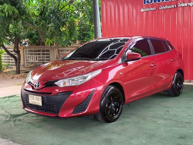 รถ Toyota Yaris ATIV 1.2 J สี แดง