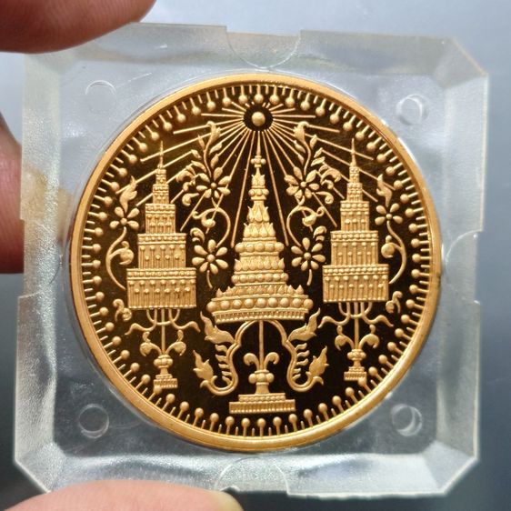 เหรียญพระแก้วมรกต ทรงเครื่อง 3 ฤดู พระจอมเกล้าพระนครเหนือ ปี 2538 เนื้อทองแดงนอก ขัดเงา ขนาด 4 ซม. พร้อมตลับเดิมๆ รูปที่ 4